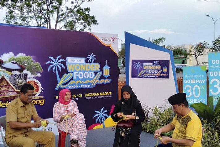 Yuk, Ngabuburit Sambil Belajar Bikin Kulit Ketupat