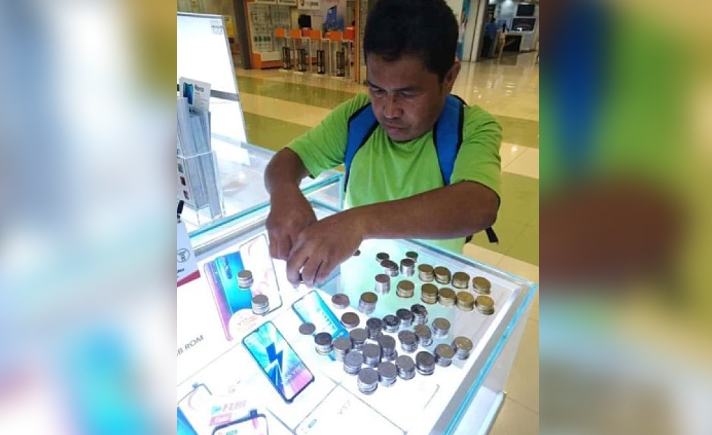 Foto Ayah Yang Membelikan Anaknya Smartphone