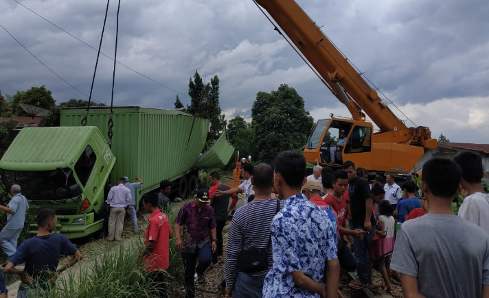 Mobil Dihajar Kereta Api