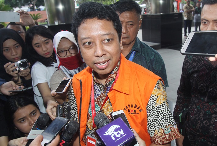 Rommy Membunuh Waktu dengan Baca Buku