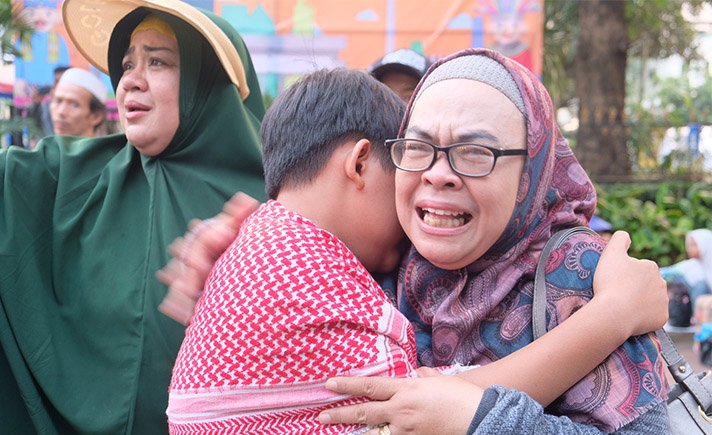 Anak dan ibu menangis