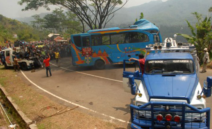 EVAKUASI BUS MASUK JURANG SUKABUMI