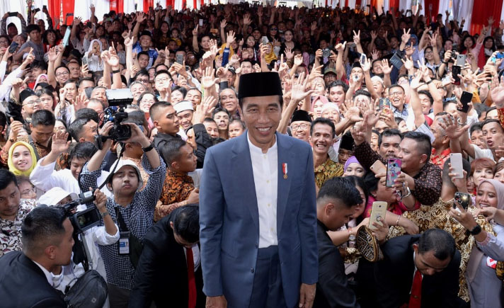Jokowi dengan Latar Ribuan Warga