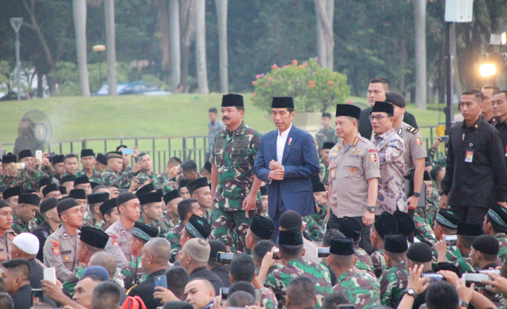 Jokowi buka bersama TNI Polri