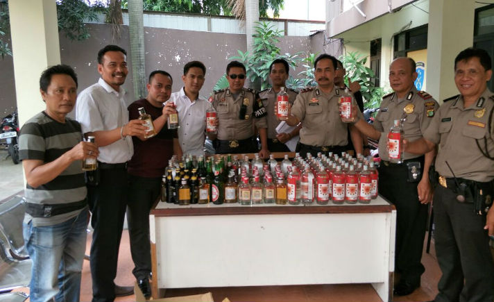 Polsek Tebet Jakarta Selatan mengadakan razia minuman keras