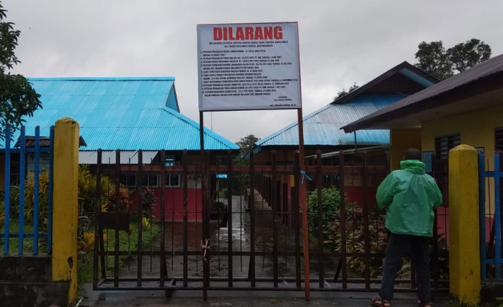 Segel Sekolah di Ambon