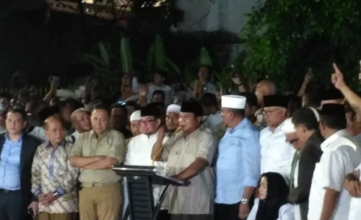 Sujud Syukur Prabowo yang Terulang di Pilpres 2019