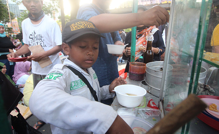 Massa Serbu Gerobak Bakso di Mahkamah Konstitusi