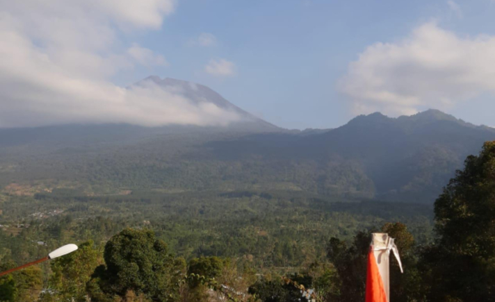 Gunung Slamet tertutup awan