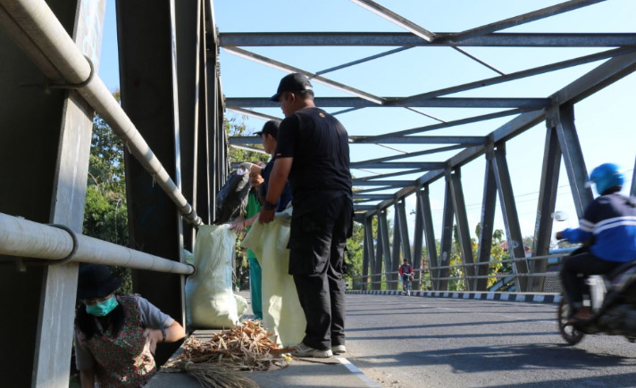 Pembersihan Sungai di Kulon Progo