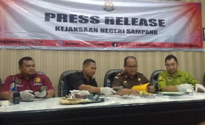 Konferensi Pers Kejari Sampang