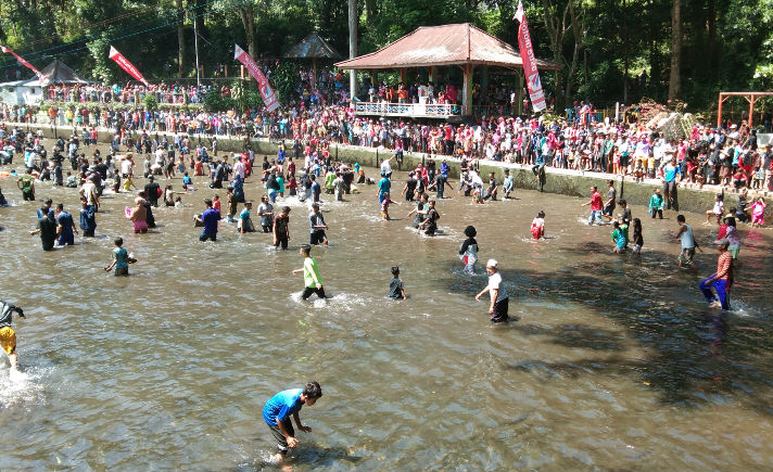 Ribuan warga menceburkan diri ke telaga Silating