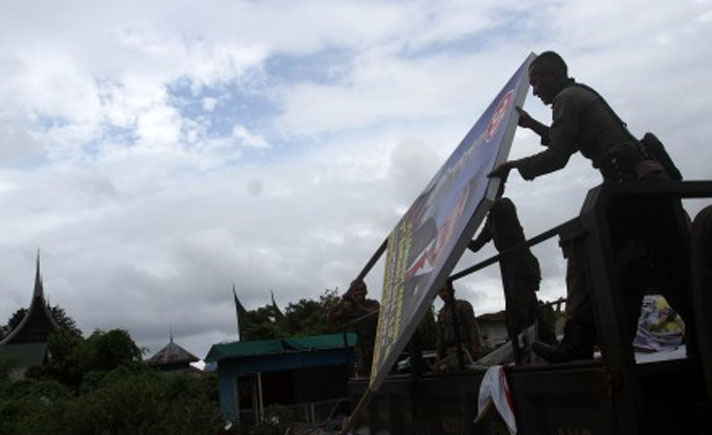 Alat Peraga Kampanye Mulai Dibersihkan di Makassar