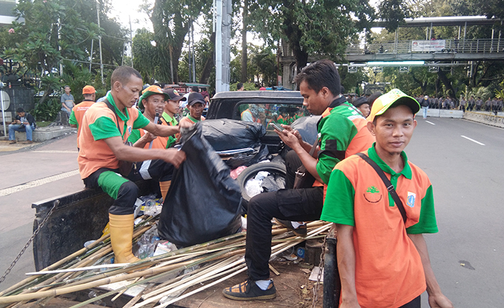 Dua Ton Sampah Berserakan Pasca Hari Buruh