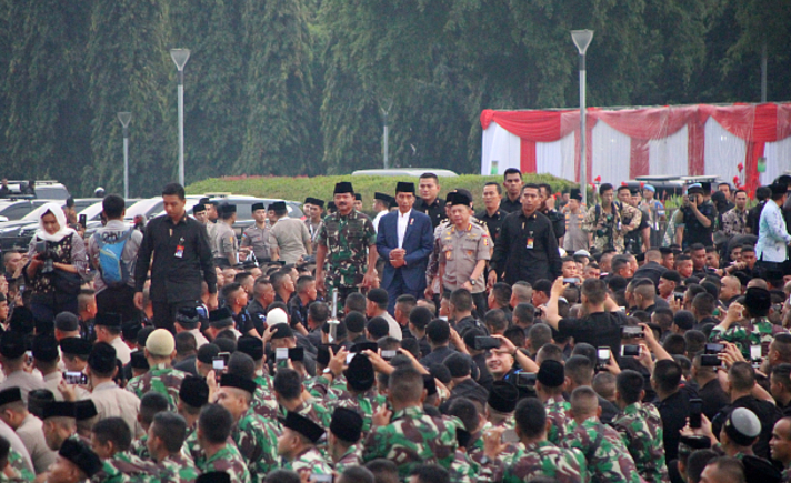 Jokowi Buka Bersama TNI Polri