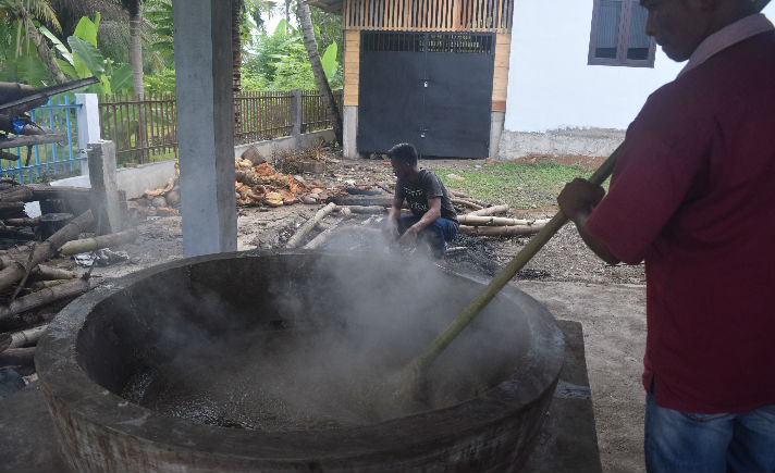 Memasak makanan tradisional ie bu peudah