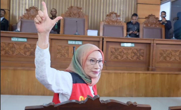 Ratna Sarumpaet Acungkan Jempol Telunjuk di Ruang Sidang