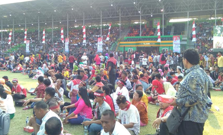 Jokowi menyapa di Stadion Teladan Medan