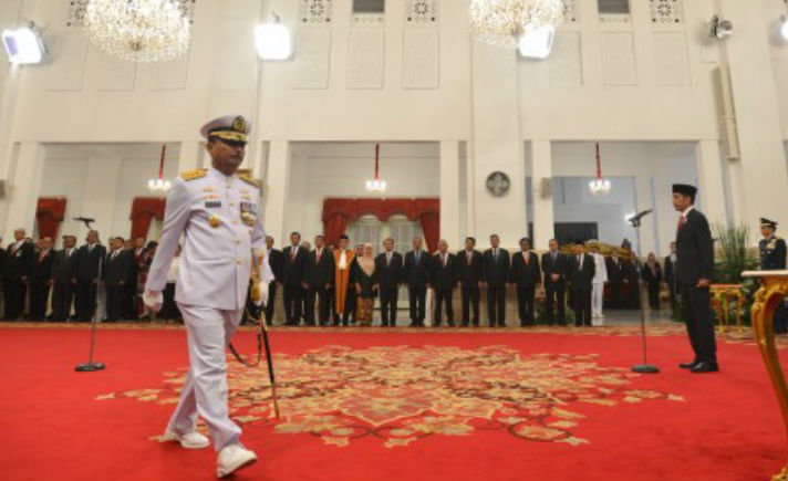 Presiden Joko Widodo melantik pejabat baru Kepala Staf Angkatan Laut Laksdya TNI Siwi Sukma Adji