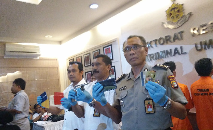 Direktorat Reserse Kriminal Umum menggelar jumpa pers terkait sindikat kasus pencurian atau pembobolan kartu kredit di Polda Metro Jaya