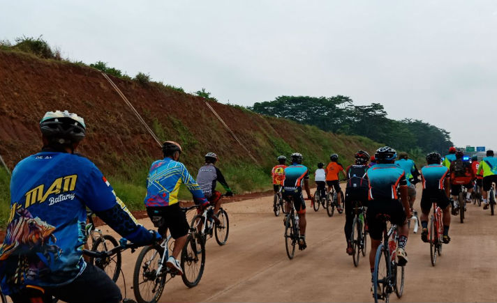 Ribuan sepeda ontel ikuti sepeda santai telusur jalan tol Batang