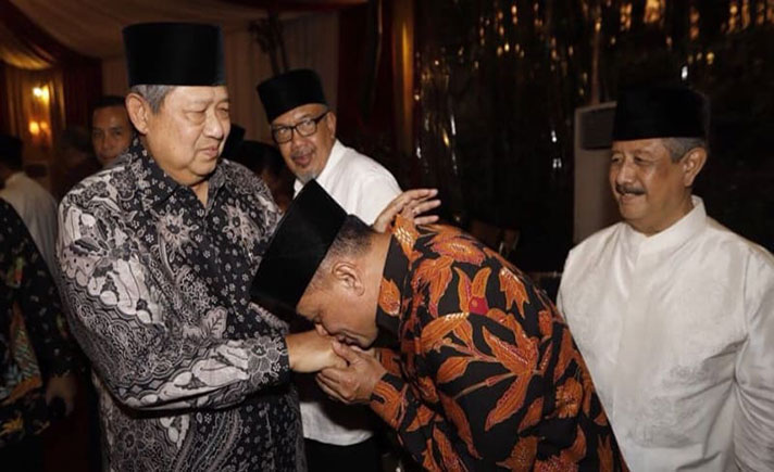 Gatot Cium Tangan SBY