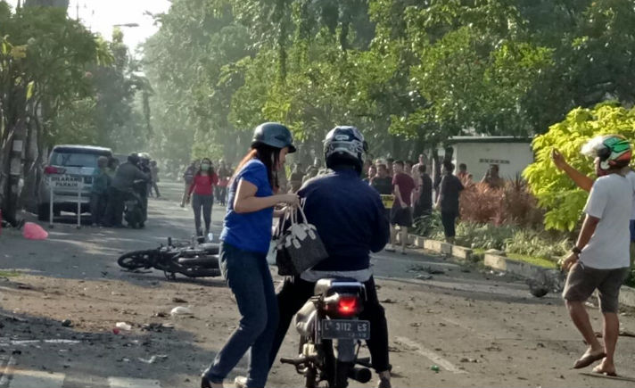 Sebuah bom meledak di depan Gereja