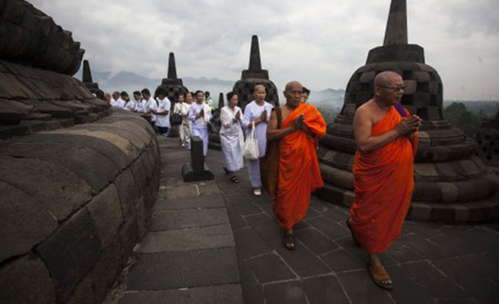 Doa Pagi Waisak di Borobudur