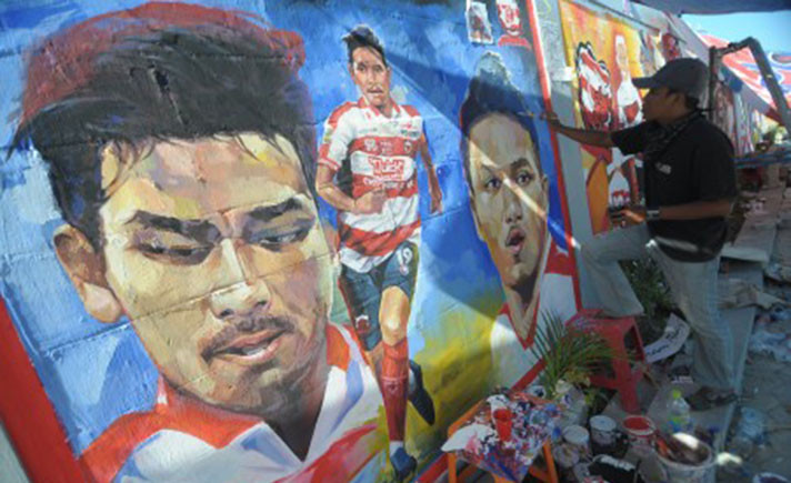 MELUKIS PEMAIN MADURA UNITED