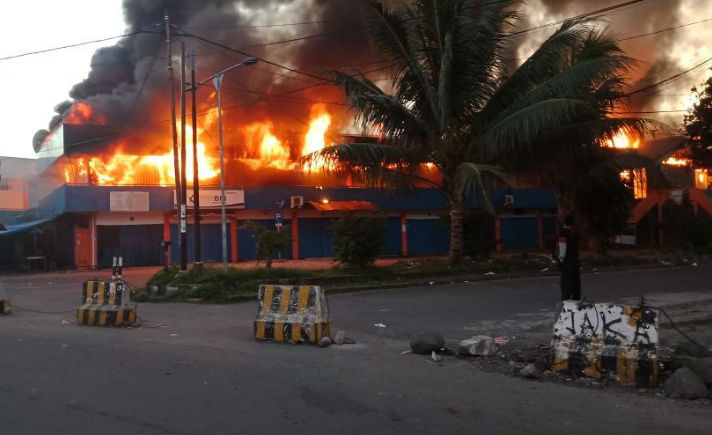 Api Melalap Pasar Sanggeng di Manokwari, Papua Barat