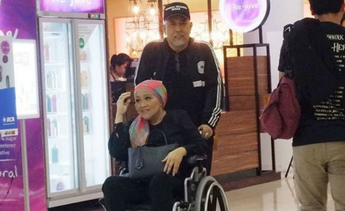 Indro Warkop dan Istri