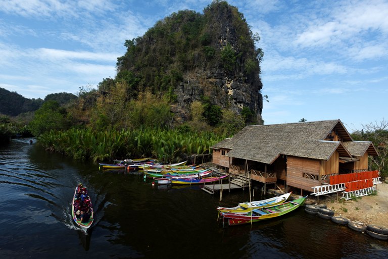 Wisata Hutan Batu Kars