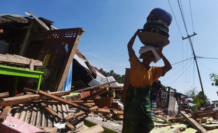 Korban Gempa Selamatkan Barang