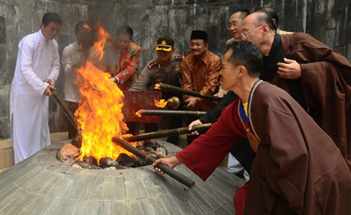 Penyemayaman Api Dharma Waisak