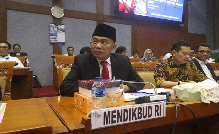 Mendikbud Muhadjir Effendy Menyimak