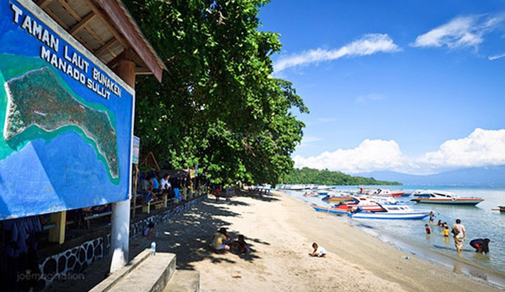 Dermaga Pantai Liang Bunaken