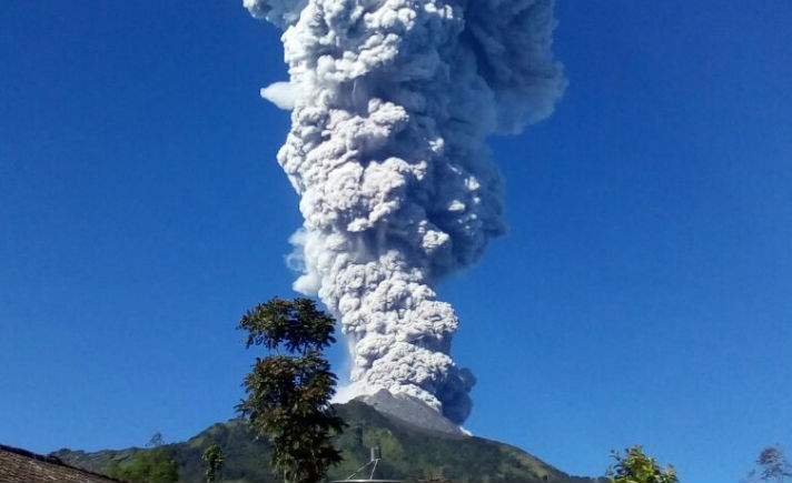 Gunung Merapi meletus