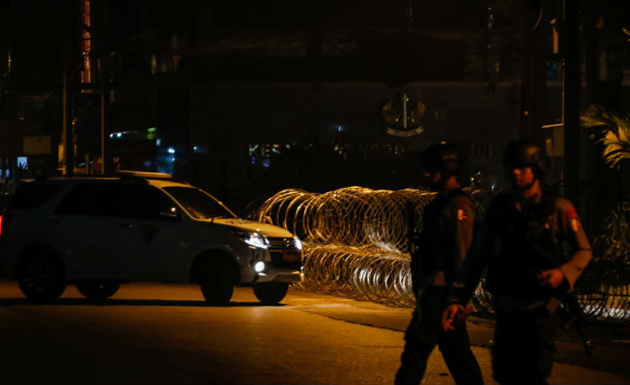 Kepolisian menerapkan penjagaan ketat pasca keributan di Markas Komando Brimob Kelapa Dua, Depok