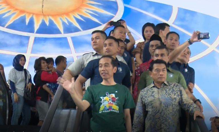 Jokowi di Mal Panakkukang Makassar