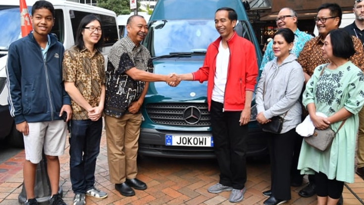 Jokowi memakai sneakers Adidas Yeezy