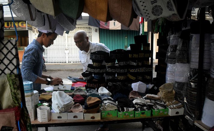 Kisah Pedagang Peci Berkah Hingga Tiga Kali Lipat Saat Bulan Ramadan