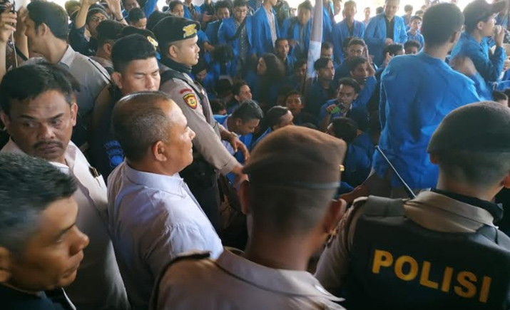 Ribuan mahasiswa kepung kantor Gubernur Aceh