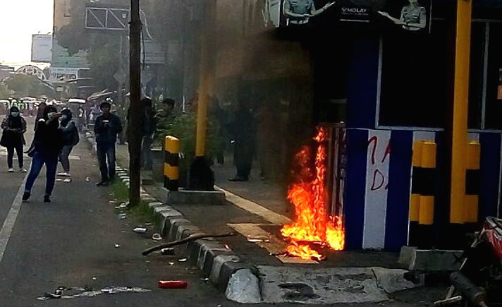 Peringati May Day Bakar Pos Polisi di Yogyakarta