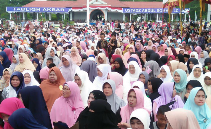 Ribuan warga tumpah ruah menghadiri Tabligh Akbar Ustadz Abdul Somad di Alun-alun Kabupaten Nagan Raya.