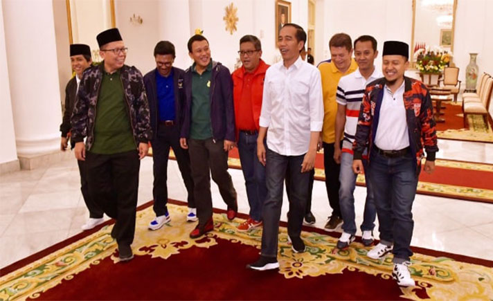 Jokowi memakai sneakers Nah Project