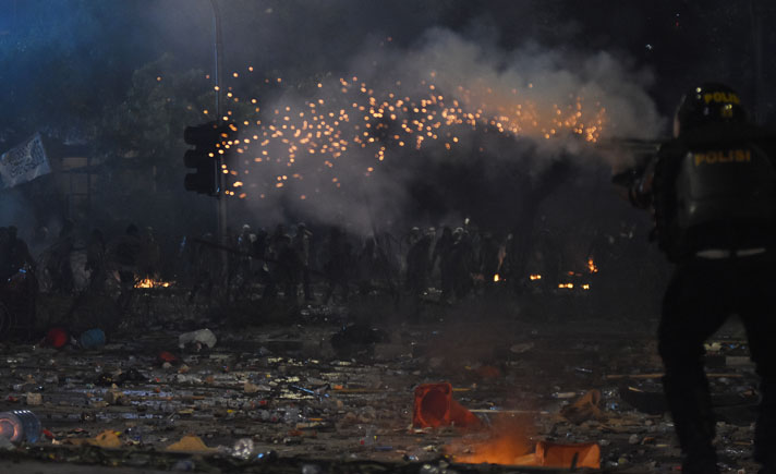 Bawaslu Terbakar Lumpuhkan Perekonomian