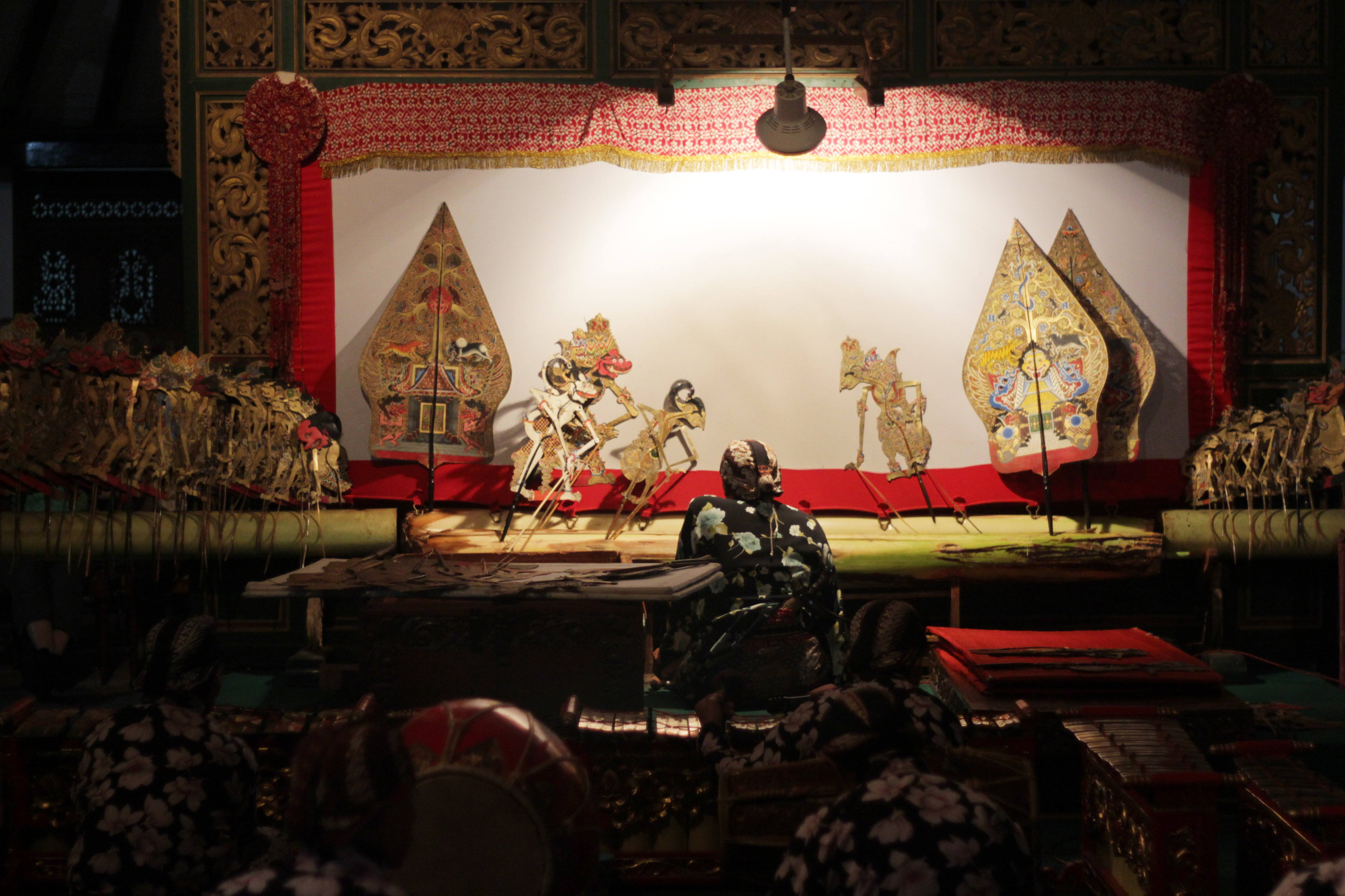 Foto Menikmati Pertunjukan Wayang Kulit Museum Sonobudoyo 