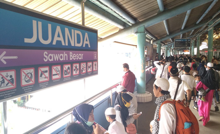 Foto Stasiun Gondangdia Penuh, Peserta Aksi 212 Penuhi