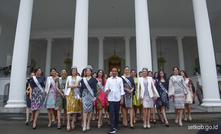Jokowi Dihampiri 45 Perempuan Cantik