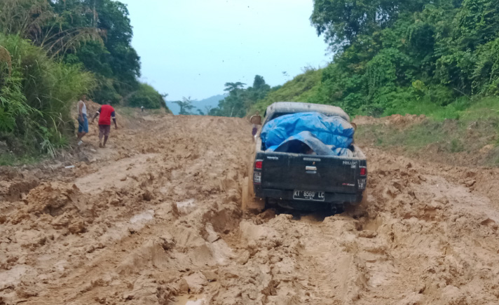 Jalan Papua Barat Rusak